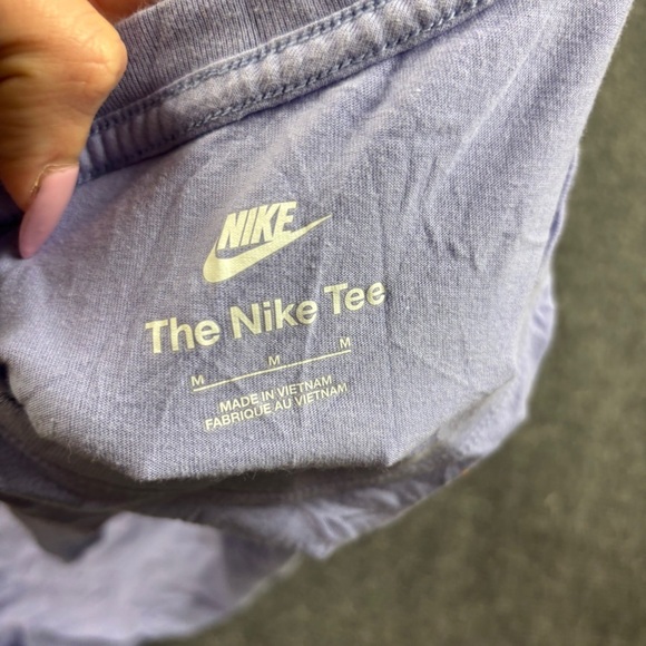 NIKE Women’s Lavender The Nike Tee Short Sleeve Short Logo Swoosh size Medium - Picture 3 of 7